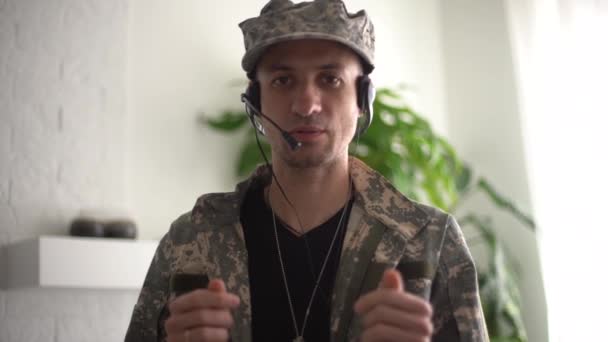 Porträtt av en man i militär utmattning, ansikte mot ansikte — Stockvideo