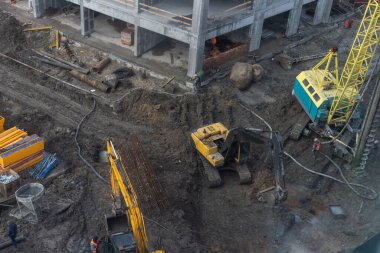 Büyük inşaat, köprüler, binalar, vakfın endüstriyel işleyişi ve somutlaştırılması.