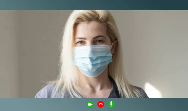 Concepto de Chat en Línea, telesalud, o tele consejería con Enfermera o Doctor en Pantalla durante la pandemia de coronavirus o covid-19. —  Fotos de Stock
