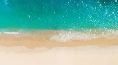 Turkuaz deniz suyu ile sahilde kayalarisabet deniz dalgaları havadan üst görünümü. Portekiz sahil şeridinde inanılmaz kayalık deniz manzarası. Drone atış.