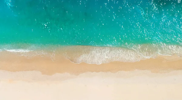Vue aérienne du dessus des vagues de mer frappant des rochers sur la plage avec de l'eau de mer turquoise. Paysage marin incroyable de falaise rocheuse sur la côte portugaise. Drone shot . — Photo