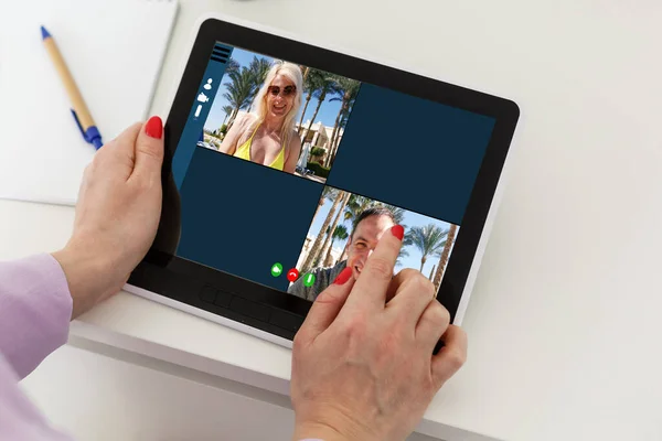 Gros plan d'une femme parlant par chat vidéo sur tablette. tablette communicante dans le chat vidéo via webcam. — Photo