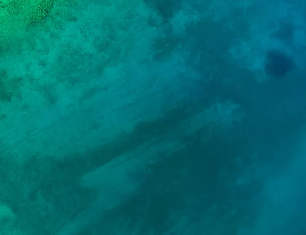 Vue aérienne du dessus des vagues de mer frappant des rochers sur la plage avec de l'eau de mer turquoise. Paysage marin incroyable de falaise rocheuse sur la côte portugaise. Drone shot . — Photo