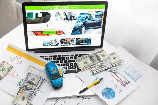 Document - kopen van een auto met euro, pen, rekenmachine en speelgoed auto. — Stockfoto