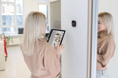 Evinde güzel mutlu kadın basma düğmesi dijital termostat