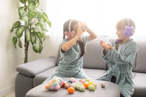 Lustige kleine Mädchen mit Ostereiern — Stockfoto