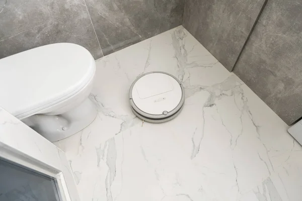 浴室の白いロボット掃除機 — ストック写真