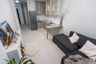 Rahat stüdyo daire tasarımı. Yatak odası, oturma odası ve mutfak köşesi olan bir otel odası. Daire ve iç mekan kavramı