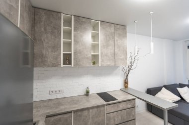 Rahat stüdyo daire tasarımı. Yatak odası, oturma odası ve mutfak köşesi olan bir otel odası. Daire ve iç mekan kavramı