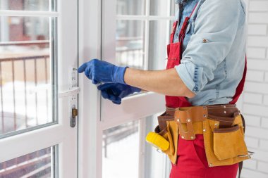 İşçi eve pencere kurup kontrol ediyor