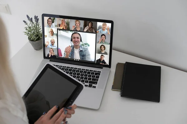 Ärztlicher Online-Anruf. Arzt Therapeut Psychologe spricht Video-Chat mit einem Laptop in einer Klinik Büro. — Stockfoto