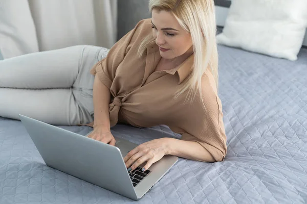 Shot de una atractiva mujer de negocios madura trabajando en el ordenador portátil —  Fotos de Stock