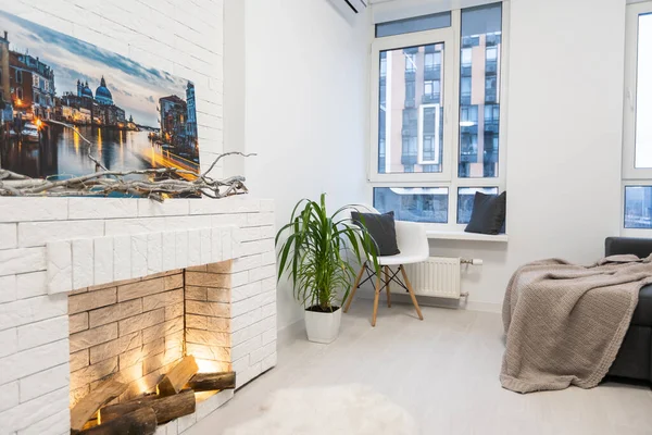 Weißes, elegantes Wohnzimmer mit Kamin, Fernseher, Couchtisch und Couch, Panoramablick — Stockfoto
