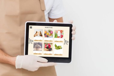 Sayısal Tablet ile Kadın Sahibi Delicatessen Yüz Maskesi Giyiyor Çevrimiçi Bakkal Siparişi.
