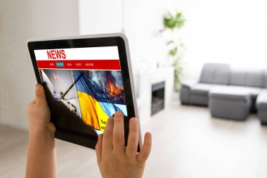 Tablette Rusya ve Ukrayna bayrağı var. Ukrayna ile Rusya arasındaki ilişki