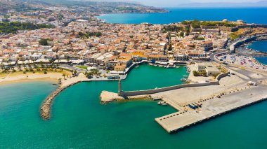 Girit, Yunanistan. Deniz gemileri, tekneleri ve deniz feneri olan liman. Retimno