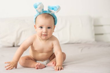 Tavşan ve Paskalya yumurtası gibi giyinmiş çocuk.