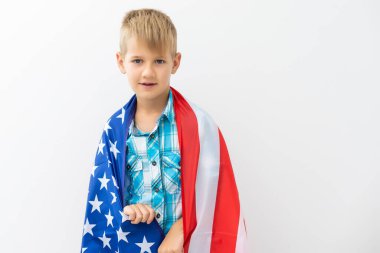 Amerika 'nın 4 Temmuz' daki bağımsızlık gününü ailesiyle kutlarken bayrak taşıyan mutlu çocuk. Amerikan vatansever tatil konsepti