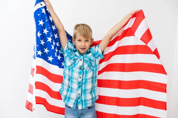 흰색 절연 미국 국기를 들고 소년 — 스톡 사진