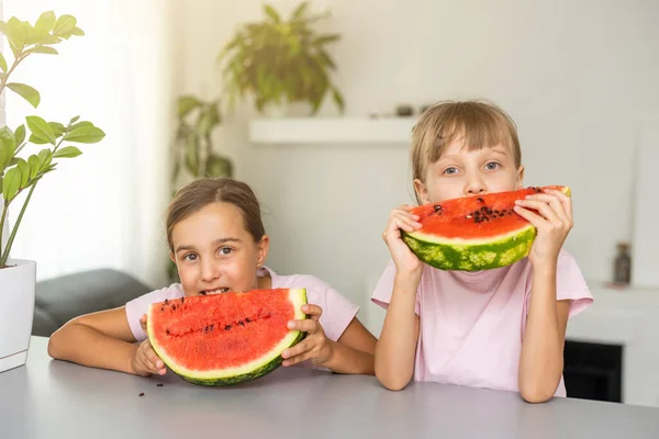 Irmãzinhas engraçadas comendo melancia suculenta fresca em casa — Fotografia de Stock