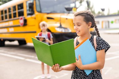 iki küçük çocukla beraber okula