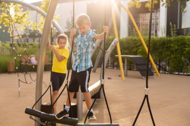 Oyun sahasında eğlenen neşeli arkadaşların görüntüsü