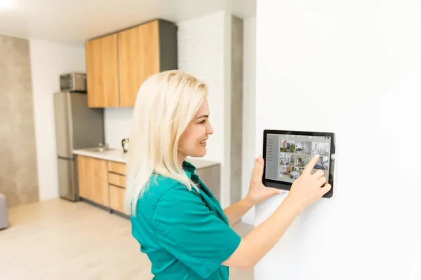 Woman at home using smart thermostat, automation domestic system — Stock Photo, Image
