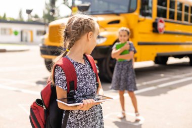 Eğitim: Gülümseyen Öğrenci Arkadaşları Okul Otobüsünün yanında Okula Hazır