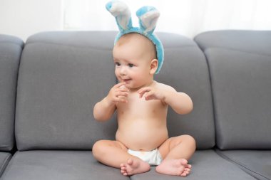 Paskalya tavşanı kulaklı mutlu bebek.