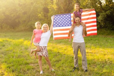 Amerika 'da mutlu bir aile, Amerikan bayrağı sırtında..