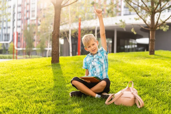 Gelukkig tiener student op school. — Stockfoto