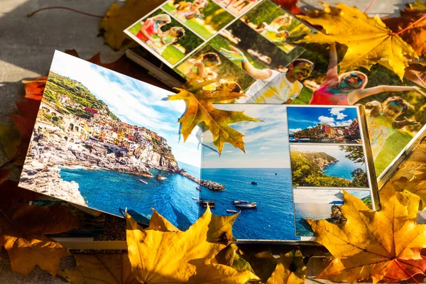 Höstgula blad och familjens fotobok. hösten löv arrangeras för en fotobok bakgrund — Stockfoto