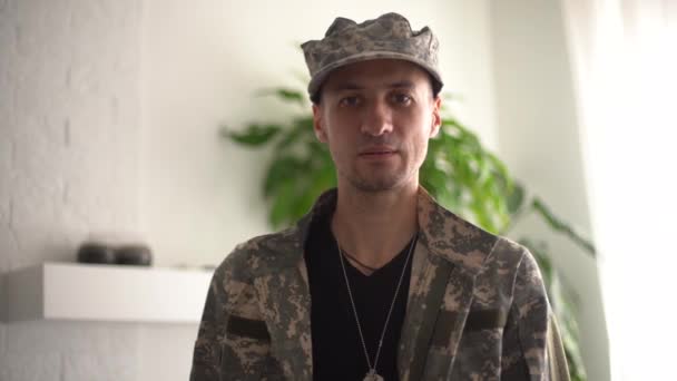 Portrait d'un homme en tenue militaire, face à la caméra — Video