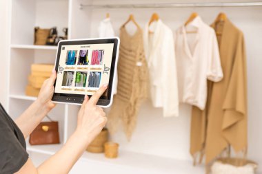 İnternetten alışveriş yapmak için dijital tablet kullanan kadın