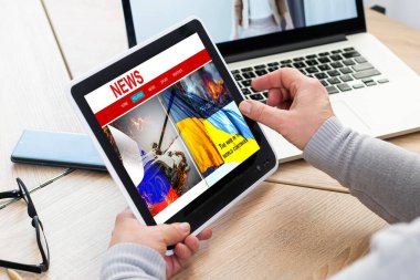 Rus bayrağı ve Ukrayna bayraklı tablet. Konsept fotoğraf.