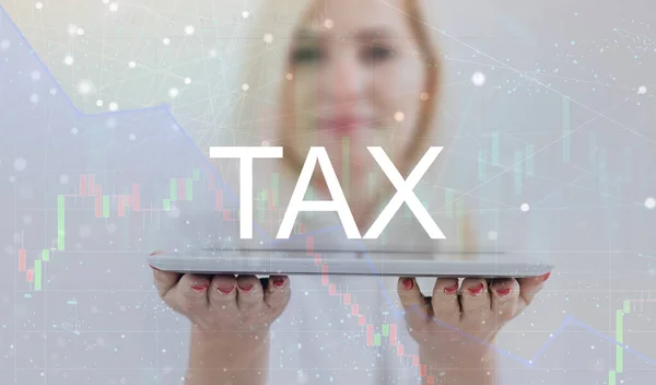 Het begrip belasting op het internet. De hand met de tablet toont het fiscaal hologram. — Stockfoto