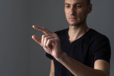 İşadamı el dokunmadan boş sanal ekran, modern iş arka plan kavramı - ebilmek var olmak montaj için kullanılan metin veya resimler parmak.