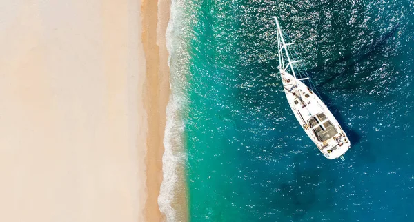 Drone aéreo vista superior foto de iate de luxo ancorado perto de areia — Fotografia de Stock