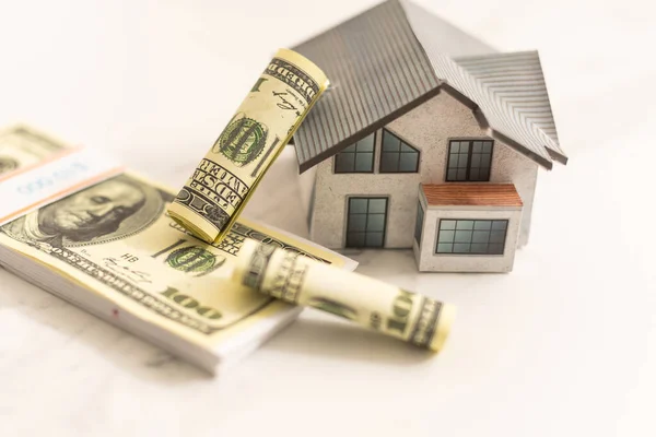 家、家の概念を構築するためにお金を節約。収益性の高い事業投資の概念 — ストック写真