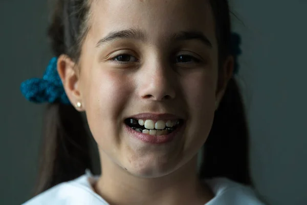 Menina com um prato em seus dentes — Fotografia de Stock
