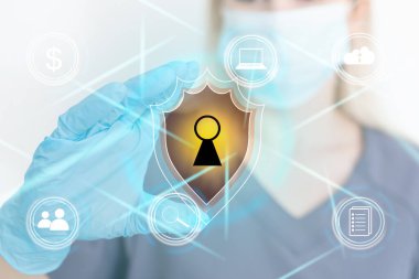 Güvenlik Sağlığı Konsepti. Tıbbi Veri Sigortası ve Güvenlik. Tıbbi güvenlikli hasta mahremiyeti geçmişi. Doktor sanal ekranda kilit simgesiyle kalp sunuyor. Sağlık hizmetleri koruma teknolojisine erişim