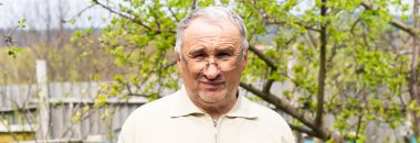 Bahçede kanva tutan gülümseyen adam