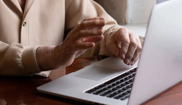 Mulher muito idosa feliz segurando um laptop — Fotografia de Stock