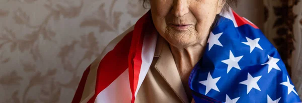 有笔记本电脑和美国国旗的非常老的老年妇女 — 图库照片