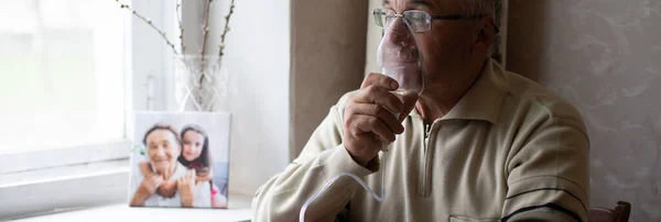 Close-up van een oude man die inhaleert — Stockfoto
