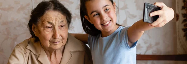 Pâques. Très vieille grand-mère et petite-fille — Photo