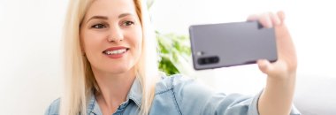 Genç bayan blogcuyu kapat ve akıllı telefondan yeni video kaydet