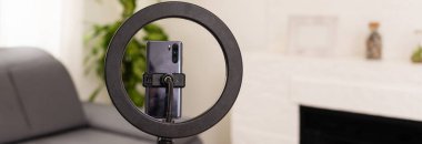 Bir blogcunun yaratıcı çalışma alanı. Beyaz dizüstü bilgisayar, ahşap masada, çatı katı tarzı, tuğla duvarlı. Tasarımcıların masa konsepti. Kapat, kopyala boşluk, arkaplan