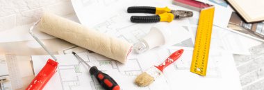 Araç ve tabletli inşaat planları, üst görünüm