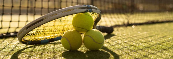 Tenis. Tenisový míček s raketou na tenisovém kurtu. Sport, rekreační koncept. — Stock fotografie